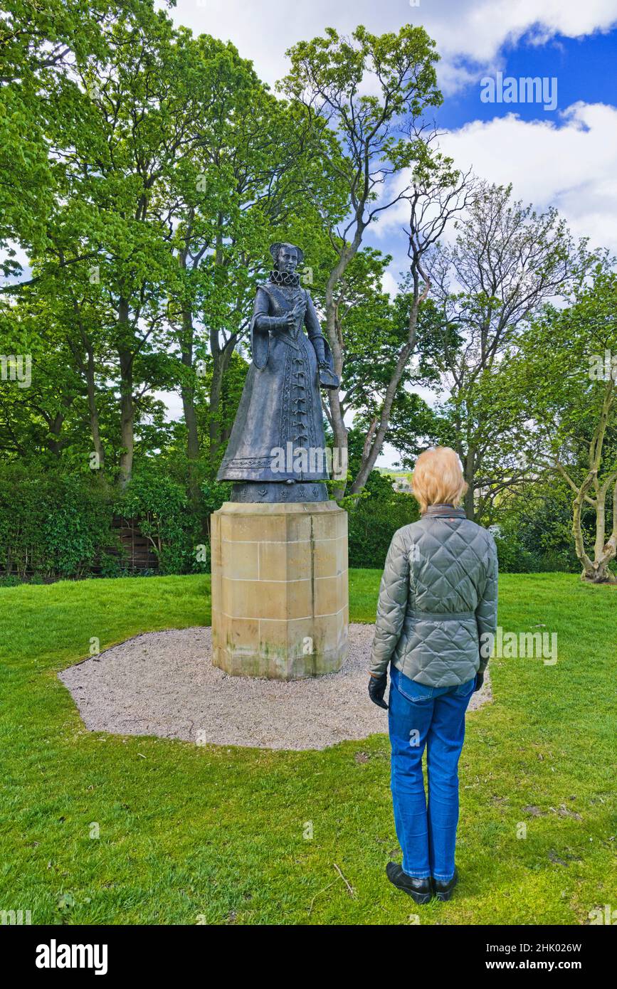 Linlithgow  palace, grounds.  Visitor, Tourist, looking at statue of Mary Queen of Scots, birthplace, West Lothian, Central Scotland, uk Stock Photo