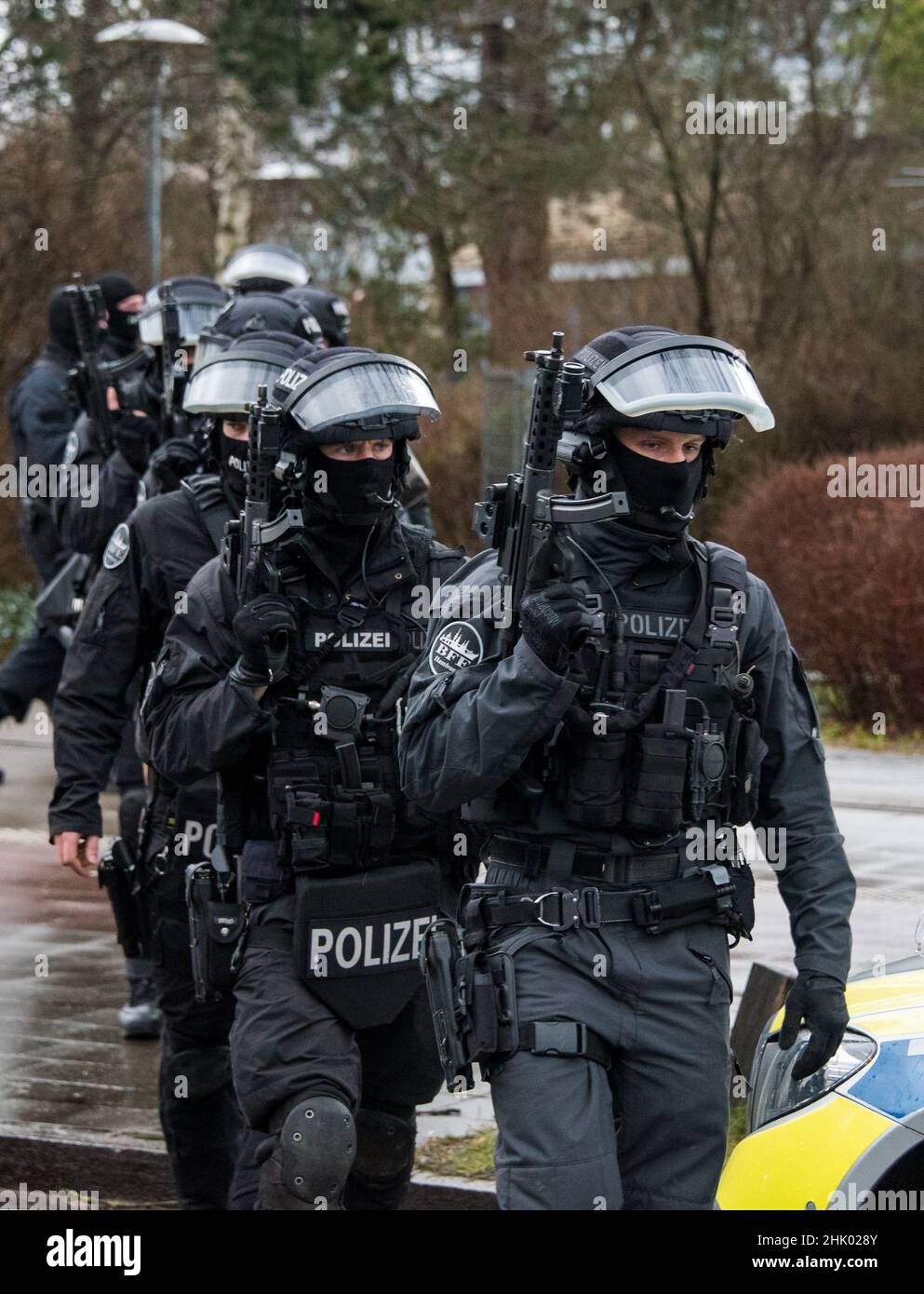Hamburg, Germany. 01st Feb, 2022. Heavily armed police forces enter the premises of the Otto Hahn School in the Jenfeld district. A youth armed with a firearm is said to have possibly gained access to the school. During the search of the entire premises with its seven buildings, no weapon was found for the time being, said a police spokeswoman. Credit: Daniel Bockwoldt/dpa/Alamy Live News Stock Photo