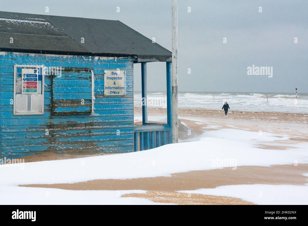 A dilapidated wooden beach hut on Margate Main Sands in the snow, Margate, Kent Stock Photo