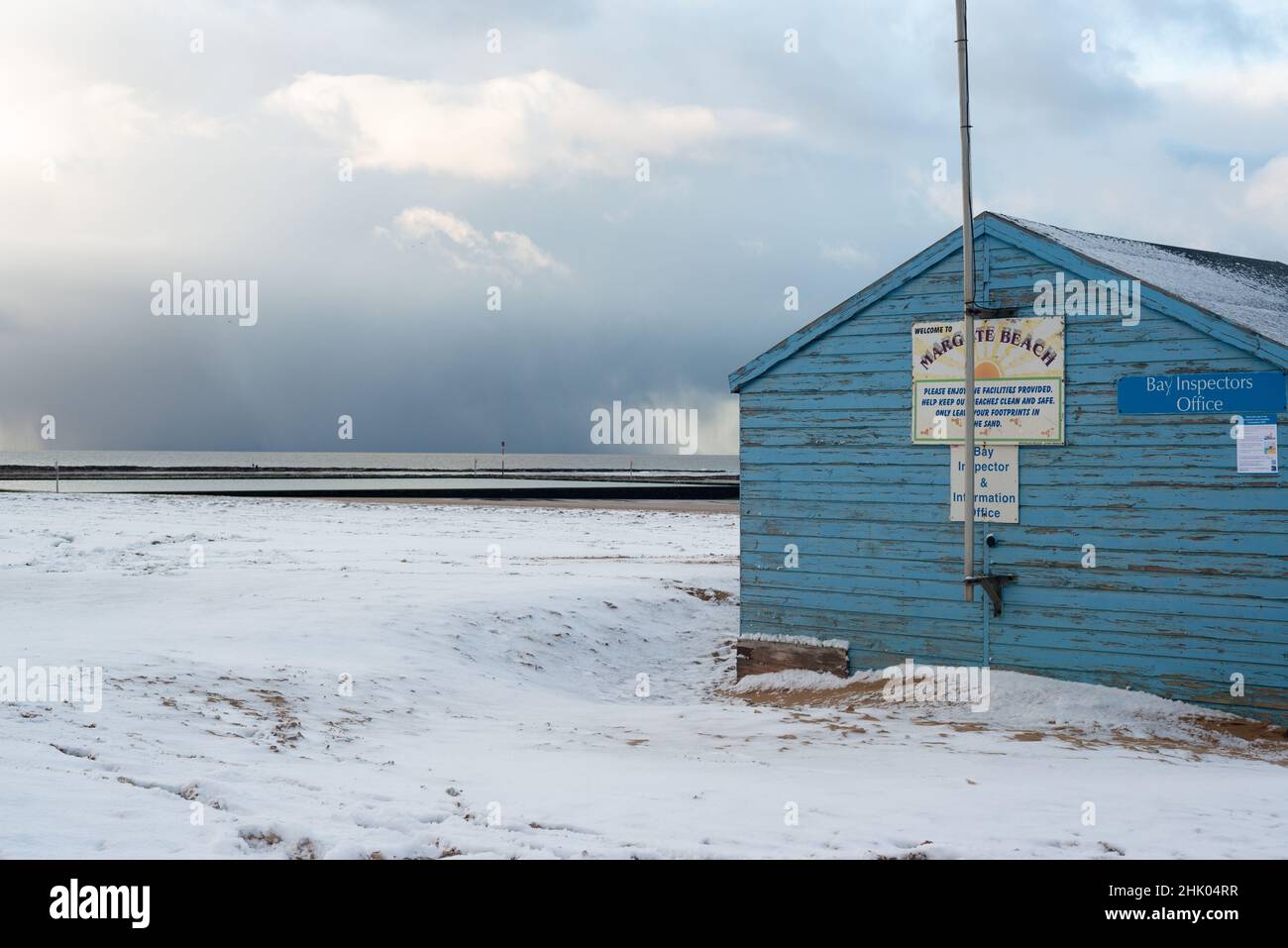 A dilapidated wooden beach hut on Margate Main Sands in the snow, Margate, Kent Stock Photo