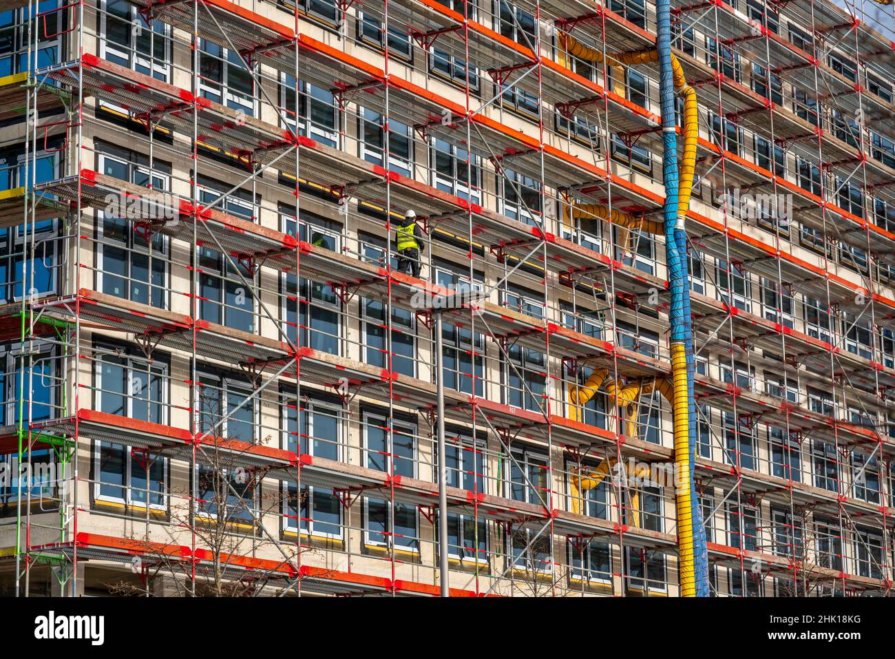 Großbaustelle, eingerüsteter Rohbau eines Bürogebäude Komplex, Luftschläuche zur Baulüftung, heizen, O-Werk Campus in Bochum, NRW, Deutschland Stock Photo