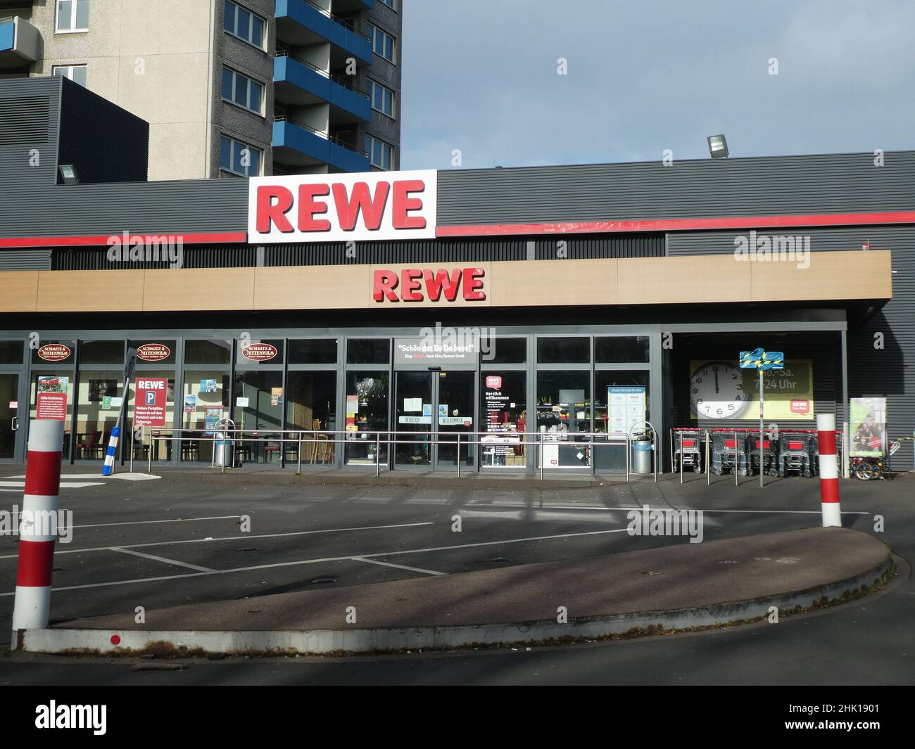Cologne, Germany. 23rd Jan, 2022. The entrance to a store of the food  retailer REWE Credit: Horst Galuschka/dpa/Alamy Live News Stock Photo -  Alamy