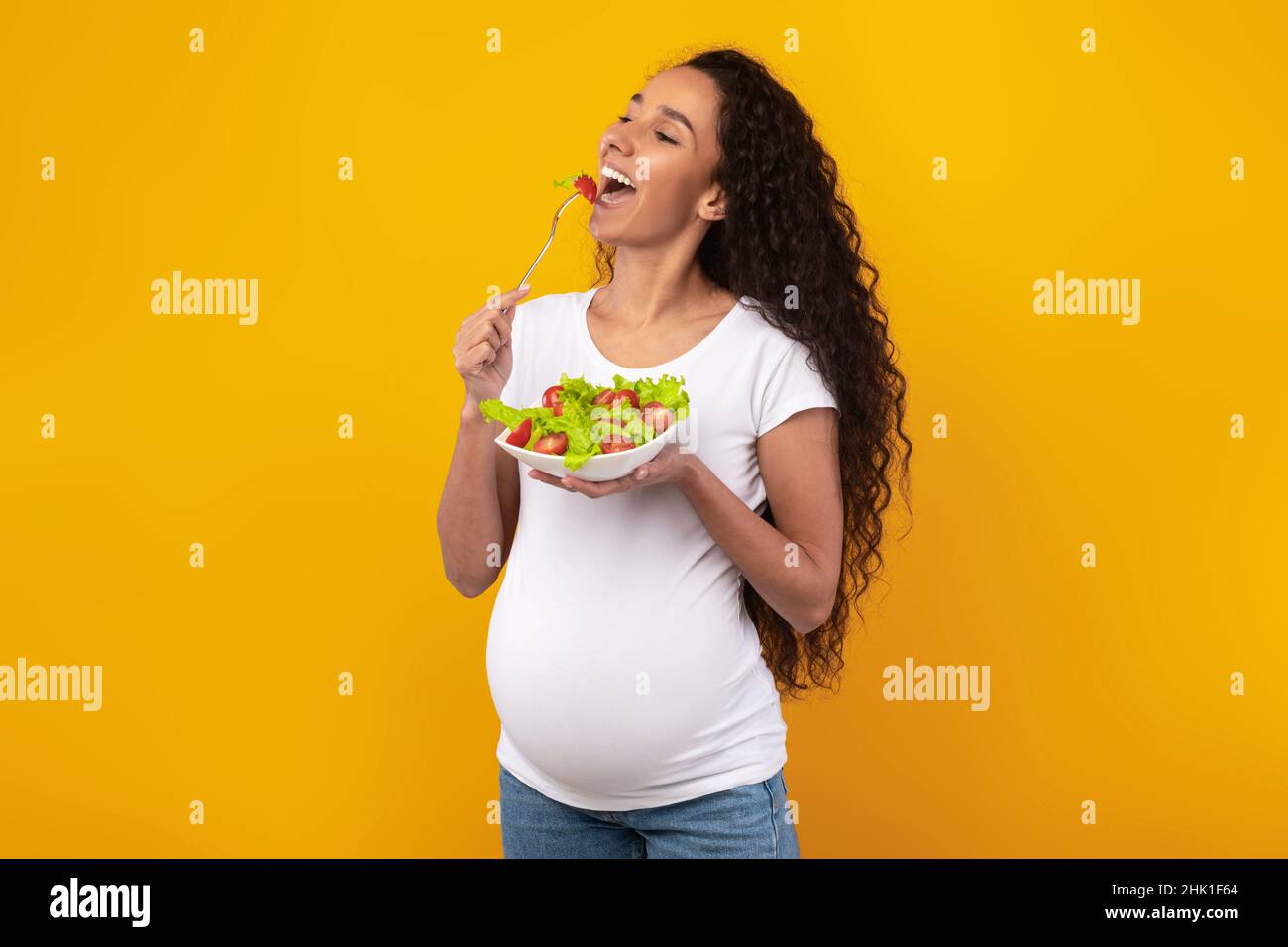 Pregnant belly plate of food hi-res stock photography and images - Alamy