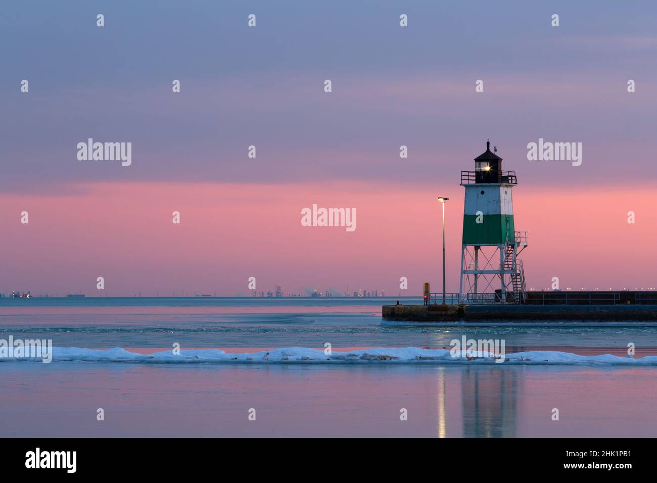 Lighthouse in Chicago harbour seen from the Navy Pier Stock Photo - Alamy
