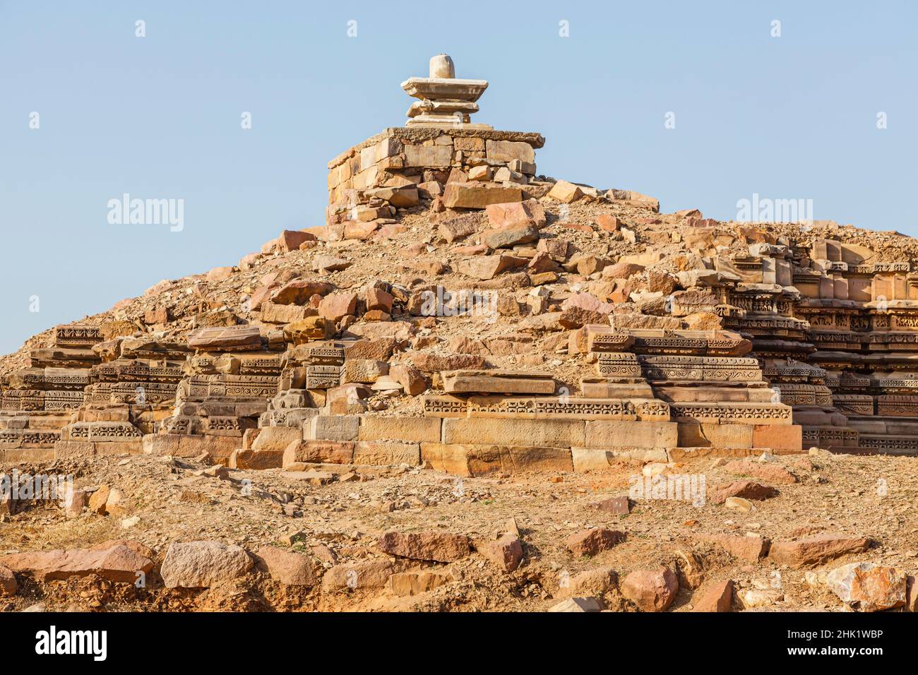The crumbling remains of a ruined and unrestored temple in the Southern Group of Temples in Khajuraho, Madhya Pradesh, India Stock Photo