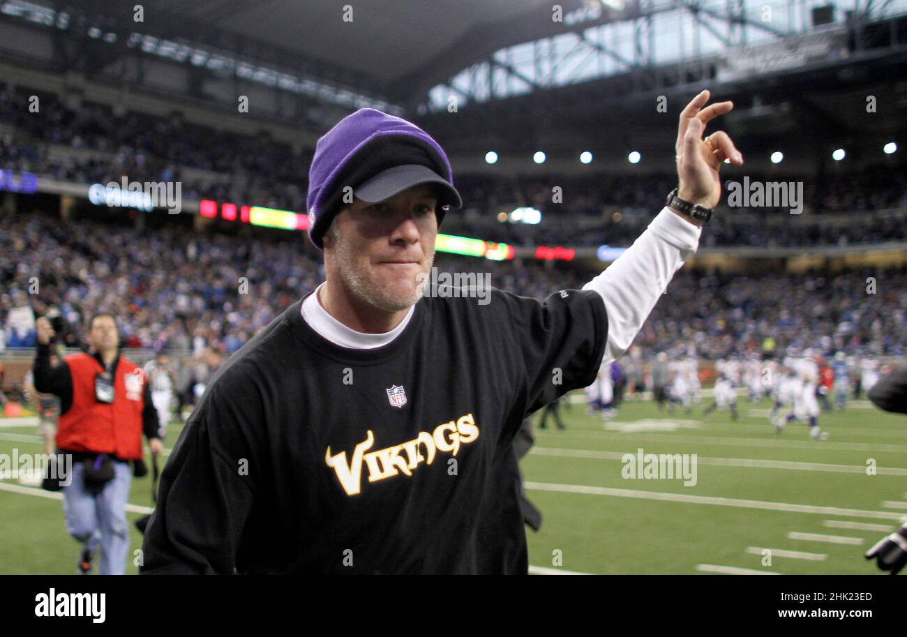 Detroit, USA. 02nd Jan, 2011. Minnesota Vikings quarterback Brett Favre runs off the field as time runs out in a game against the Detroit Lions at Ford Field in Detroit on Jan. 2, 2011. (Photo by Jeff Wheeler/Minneapolis Star Tribune/TNS/Sipa USA) Credit: Sipa USA/Alamy Live News Stock Photo