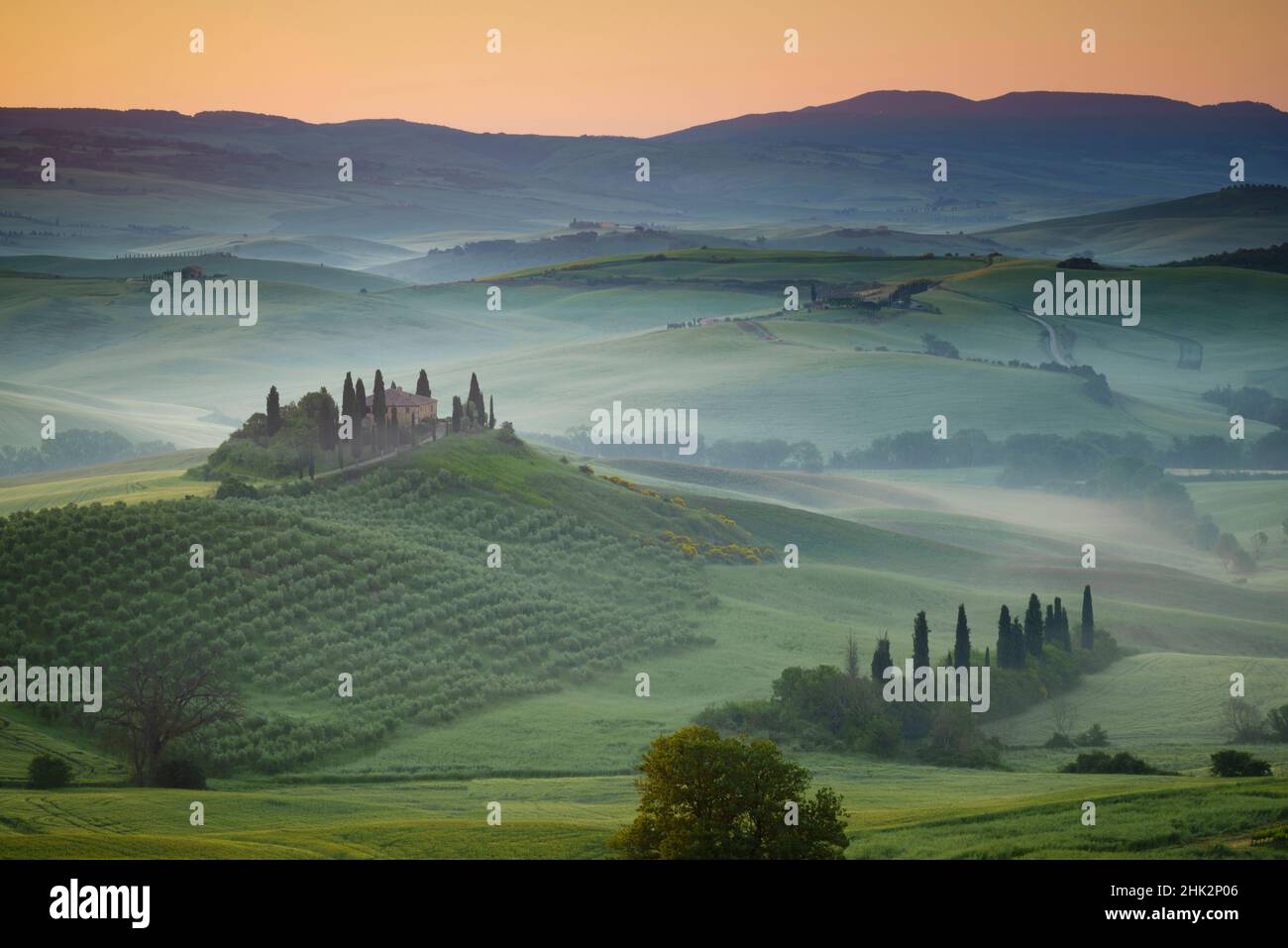 europe-italy-tuscany-val-d-orcia-belvedere-farmhouse-at-sunrise