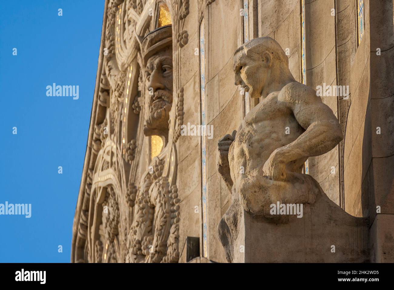 Bust of Sir Thomas Gresham on the facade of the Gresham Palace which opened in 2004 as a Four Seasons Hotel, Budapest, Capital of Hungary. Stock Photo
