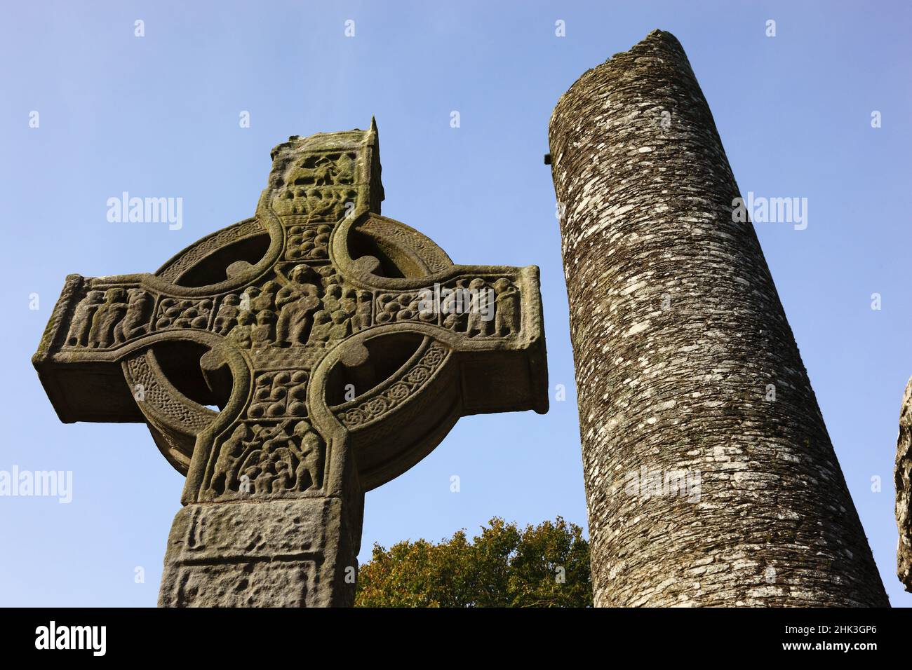 Hochkreuz Kreuz von Muiredach, Rundturm, Mainistir Bhuithe