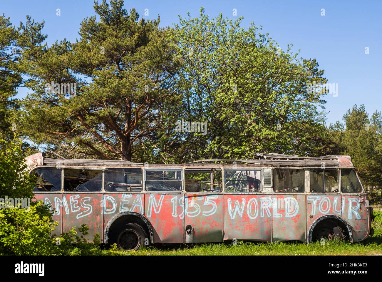 Sweden, Faro Island, Faro Broskogs, Creperie Tati-Kutens Bensin, hip former gas station now a restaurant and music hall, antique bus, James Dean 1955 Stock Photo