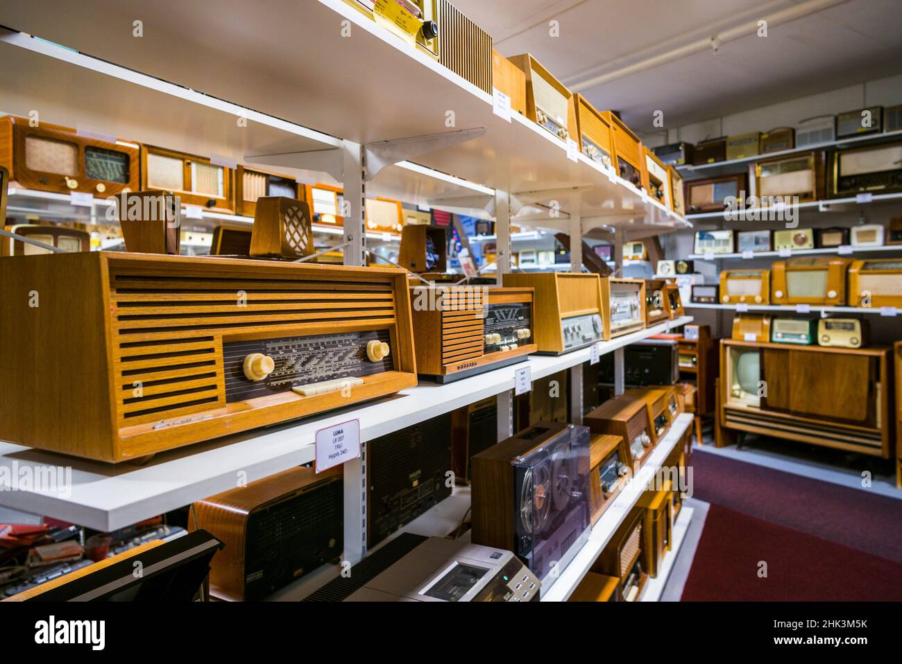 Sweden, Lake Vattern Area, Motala, Motala Motor Museum, antique radios Stock Photo