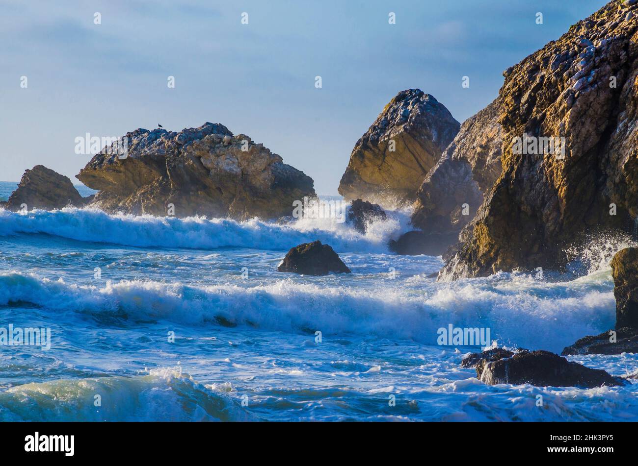 large-waves-on-rockaway-beach-pacifica-california-usa-stock-photo