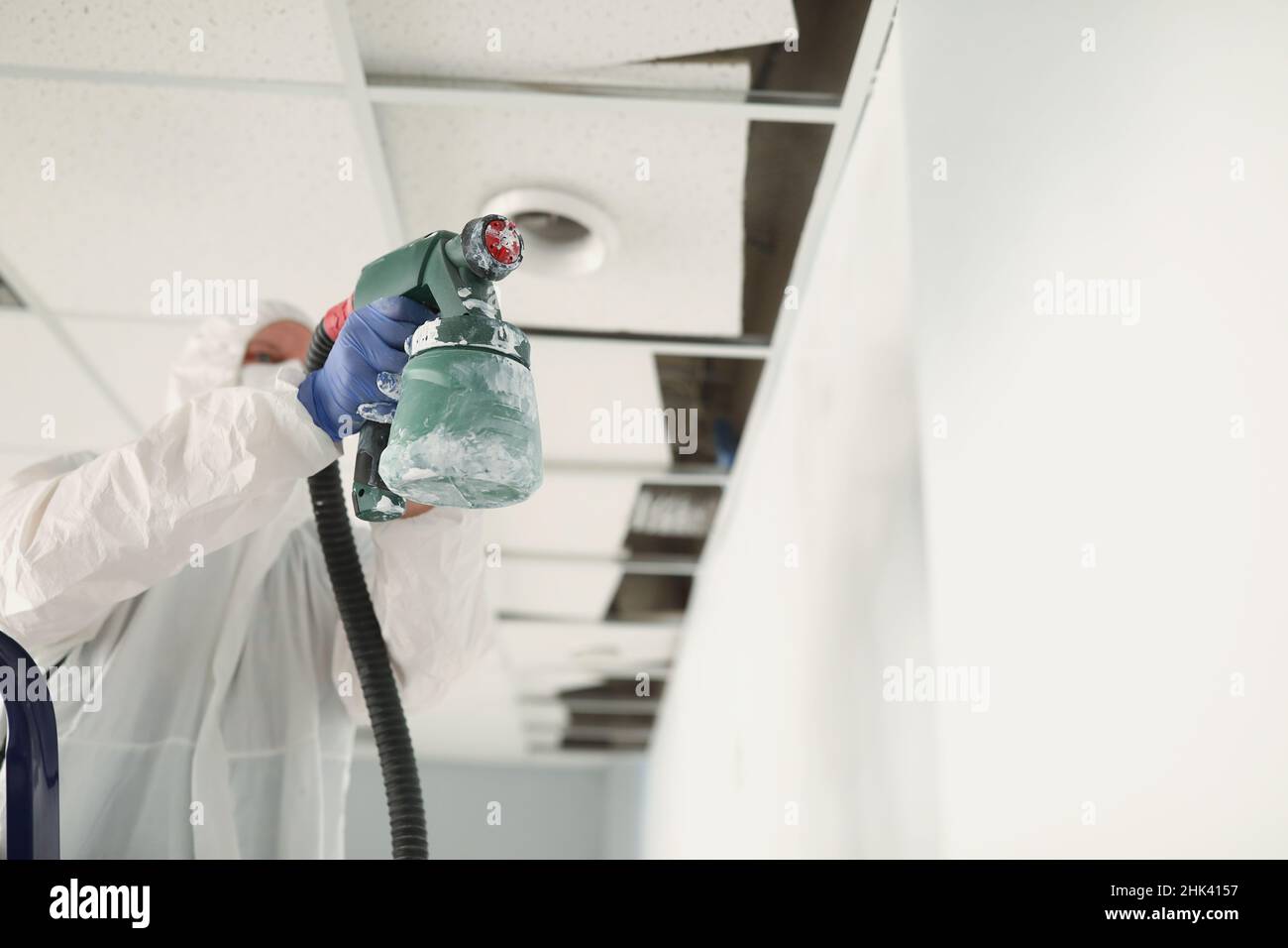 Man spray painting wall construction hi-res stock photography and ...