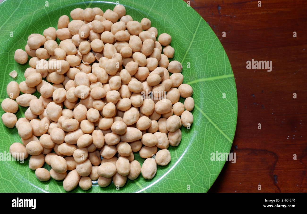 peanuts wrapped in flour, eggs and spices, which are fried, have a