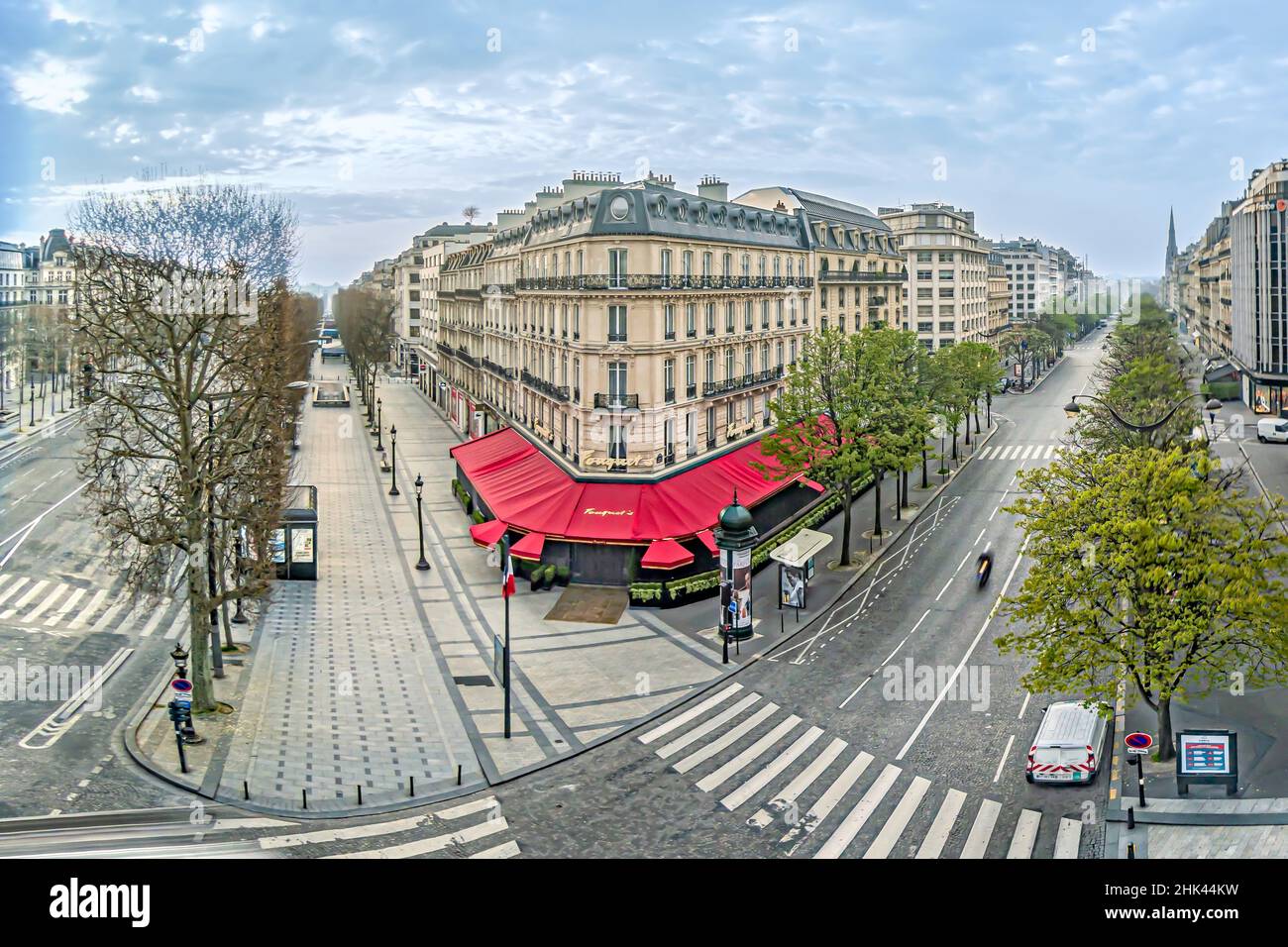 France. Paris (75) Mars 2020. First week of confinement due to the epidemic of Coronavirus. Here, the Champs Elysées (left), avenue George V (right) a Stock Photo