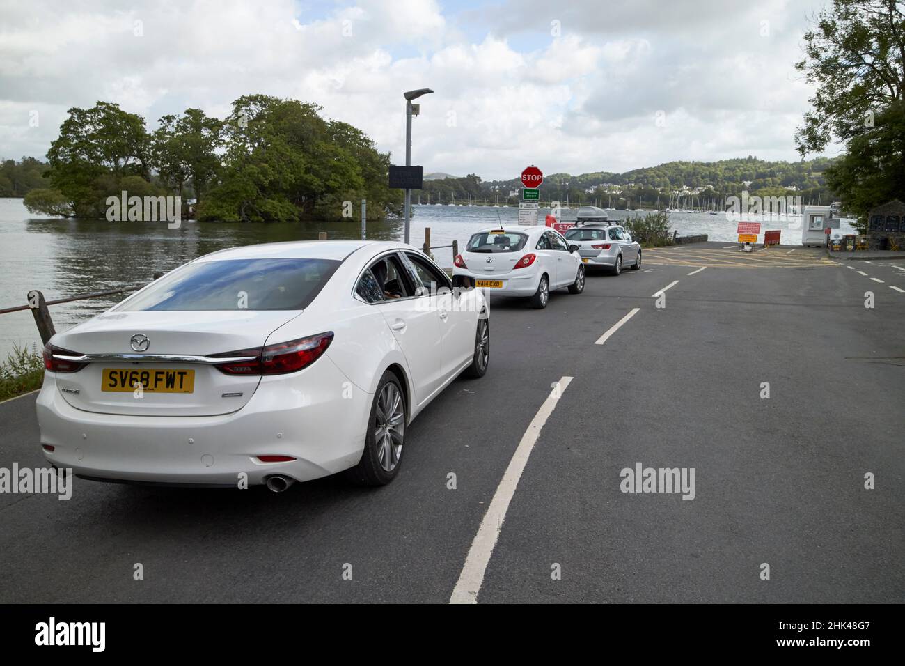 cars waiting at the windermere ferry terminal at far sawrey looking across to bowness-on-windermere lake district, cumbria, england, uk Stock Photo