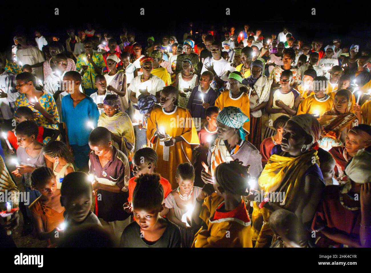 Devout catholic Christians hold candles during the Easter Vigil. Ethiopia, Africa.    ---   Gläubige Katholiken halten in der Osternacht Kerzen. Äthiopien, Afrika. Stock Photo
