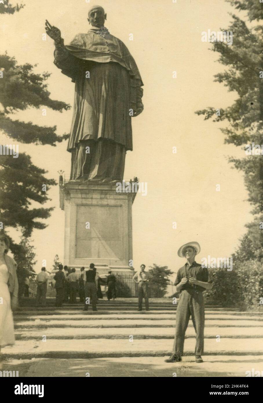 Tourists visiting the San Carlo Borromeo Colossus, Holy Mount, Arona, Italy 1950s Stock Photo