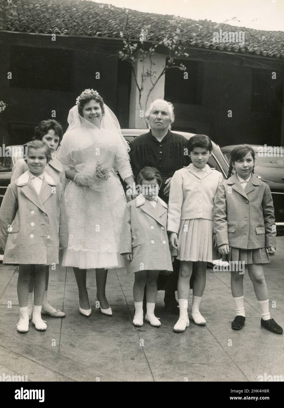 Wedding in Italy during the 1950s: The bride makes the photo with the old aunt and the children Stock Photo