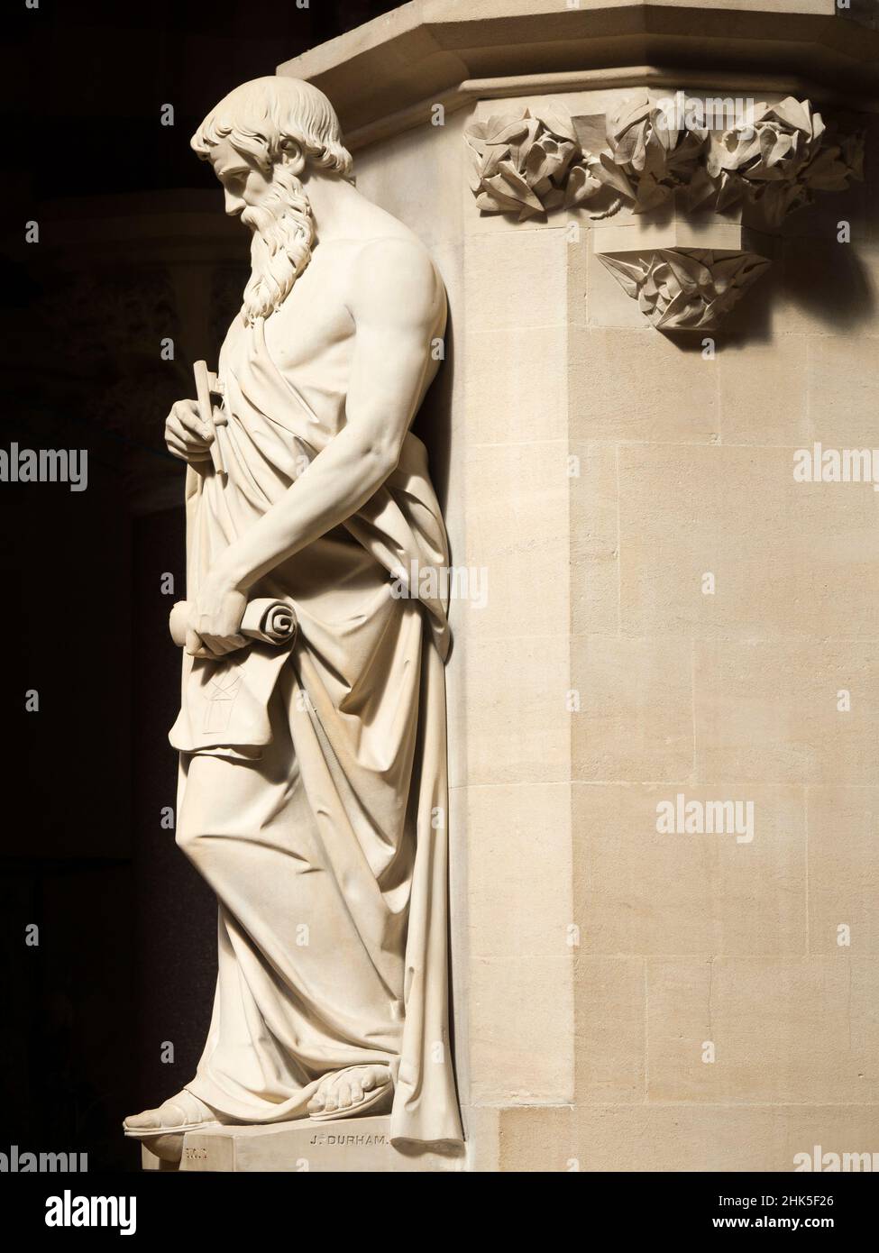 The Pitt Rivers Museum is a museum displaying the archaeological and anthropological collections of the University of Oxford. Here we see a statue of Stock Photo