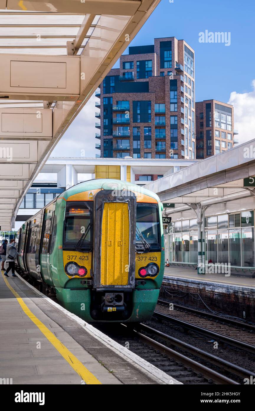 Southern Railway class 377 passenger train waiting for passengers to board at a railway station in London, England. Stock Photo