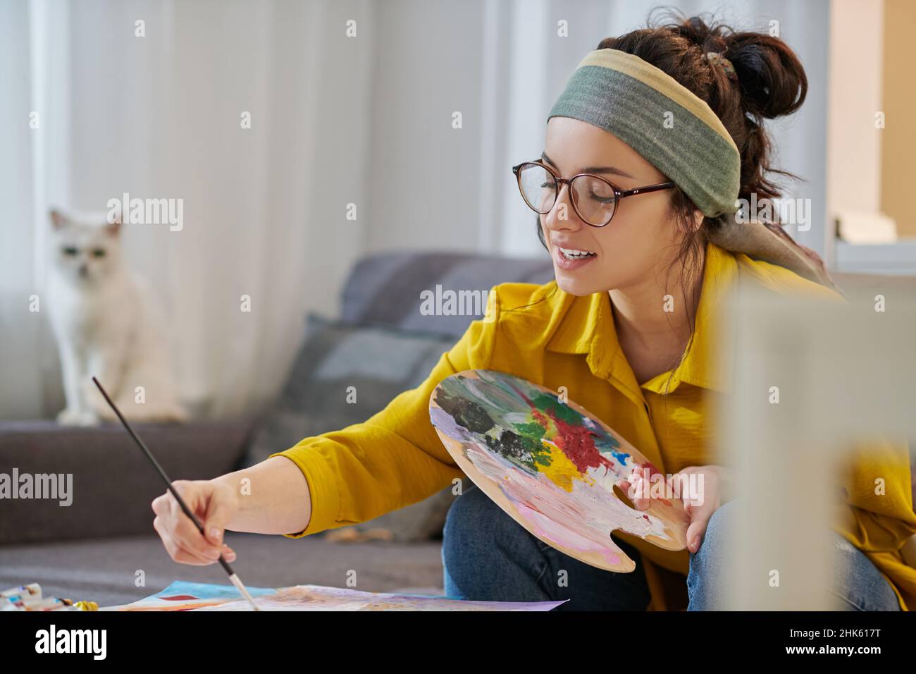 A female artist working in the studio Stock Photo - Alamy