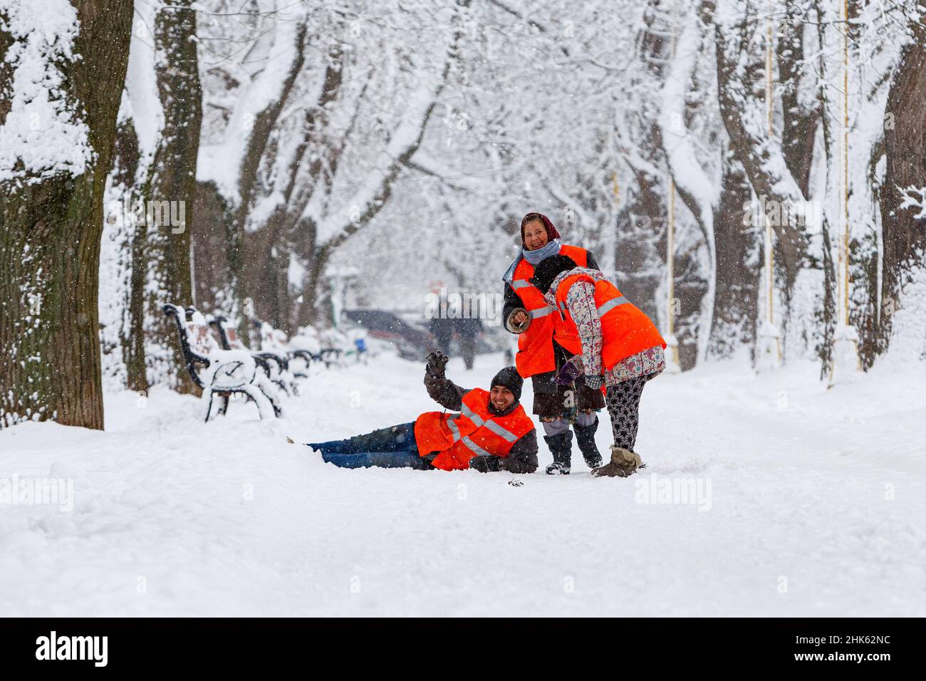 UZHHOROD, UKRAINE - FEBRUARY 2, 2022 - Municipal service workers have fun during a snow removal effort in winter, Uzhhorod, Zakarpattia Region, wester Stock Photo