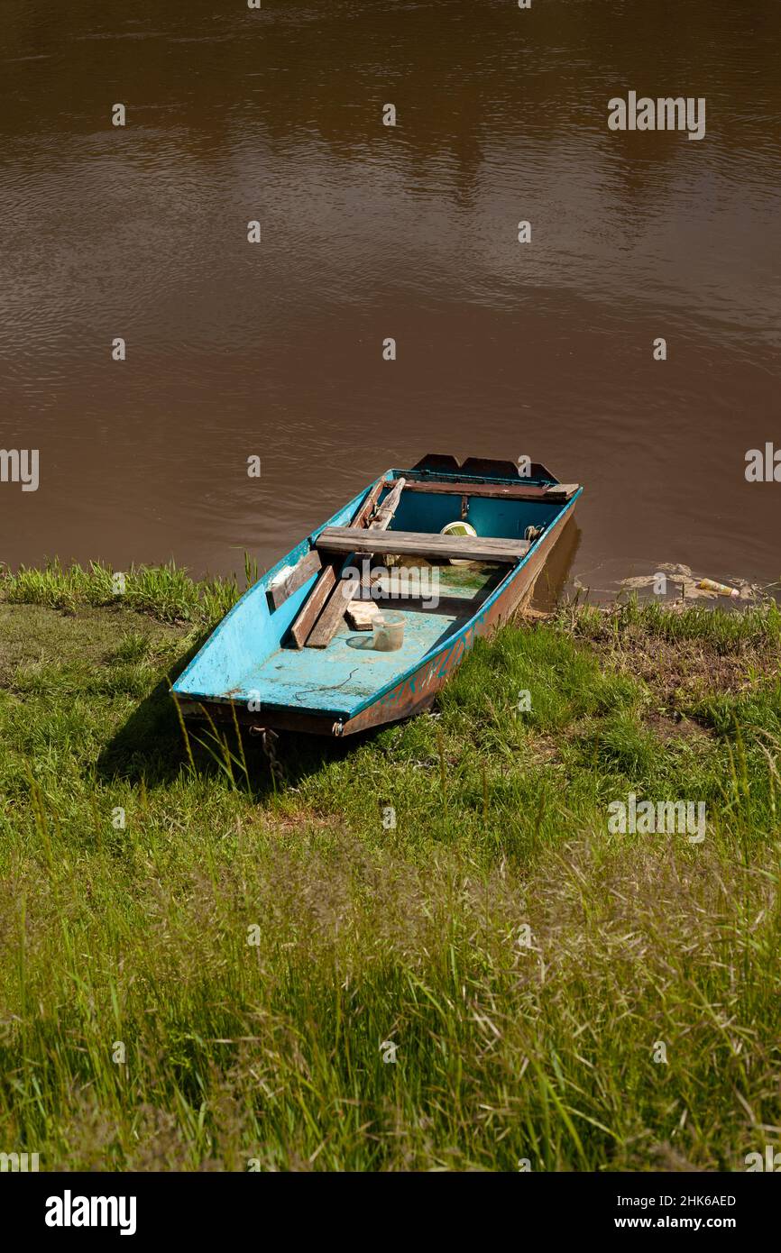 A boat is placed on the bank of the river Stock Photo - Alamy