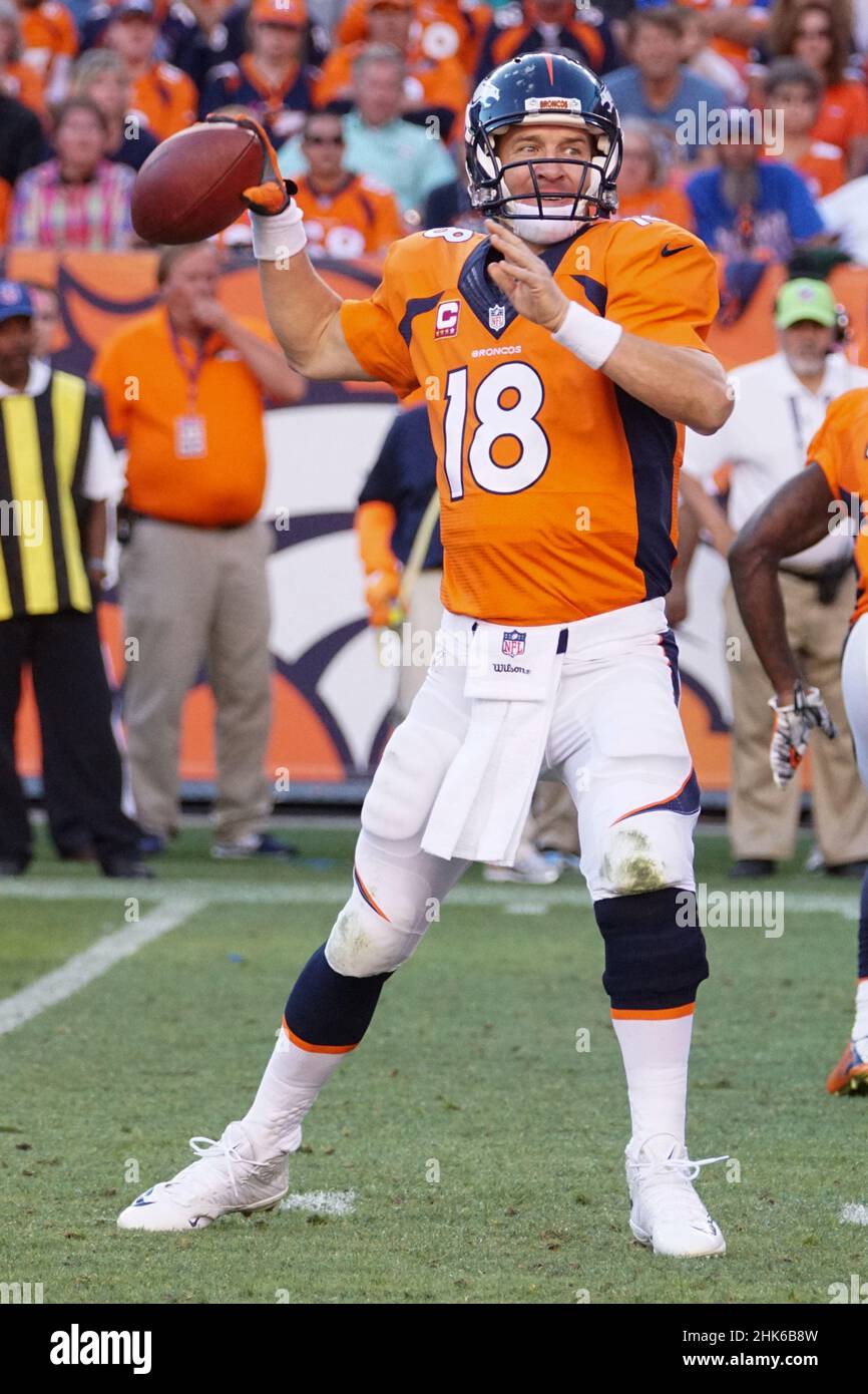 Quarterback football game pass hires stock photography and images Alamy