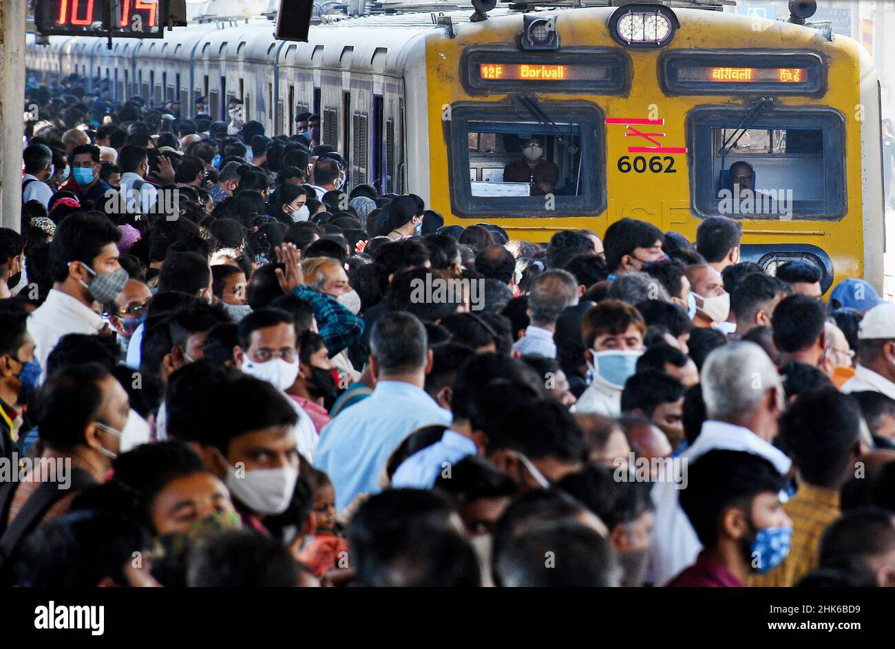 Mumbai, India. 01st Feb, 2022. Commuters are seen waiting on the platform during rush hour as local train arrives on a platform in Mumbai. Mumbai local trains are the lifeline of the city and it needs revival, there was no mention of the Maharashtra rail projects in the Union Budget which has disappointed the railway passengers association according to Nandkumar Deshmukh (President of Federation of Suburban Passengers Association). (Photo by Ashish Vaishnav/SOPA Images/Sipa USA) Credit: Sipa USA/Alamy Live News Stock Photo