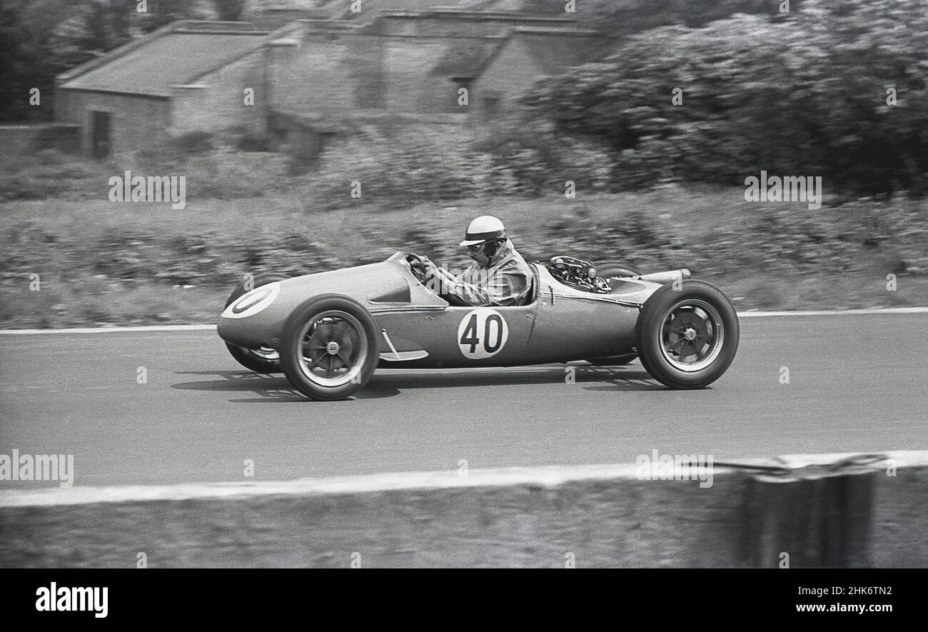 1960s, historical, motorsport, a single seater racing car on the track. England, UK. 195  An open-top, single- seater, rear-engine racing car, a Cooper-Jap Formula 3, was for many motorsport enthusiasts their first taste of 'real' motor racing. John Cooper's first post-war racing car used the chassis of a crashed FIAT Topolino and the a 500cc 'speedway' JAP motorcycle engine positioned behind the driver. Stock Photo
