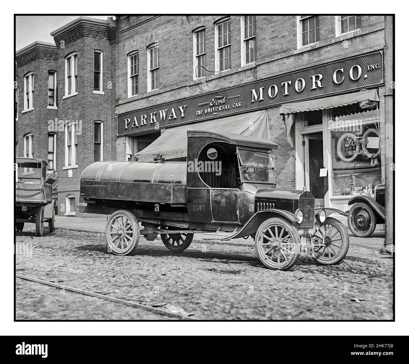 1900s Ford dealership PARKWAY MOTOR CO. FORD The universal car Ford Utility Model T Motor Car Stock Photo