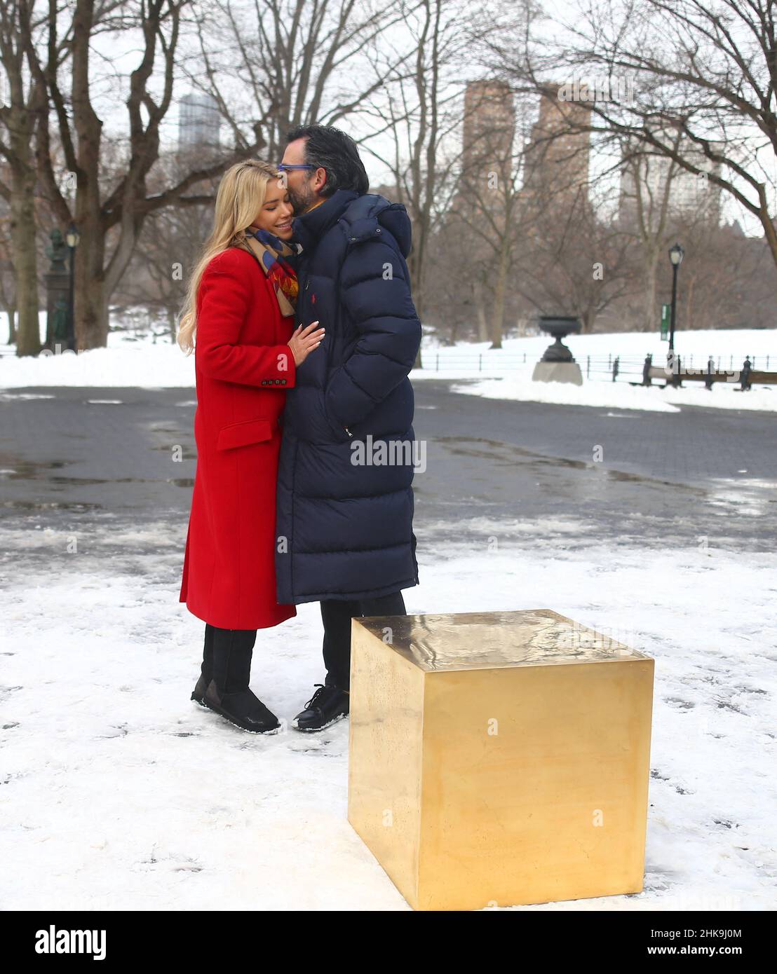 German Pop Artist Niclas Castello Presents His New Sculpture Golden german-pop-artist-niclas-castello-presents-his-new-sculpture-golden
