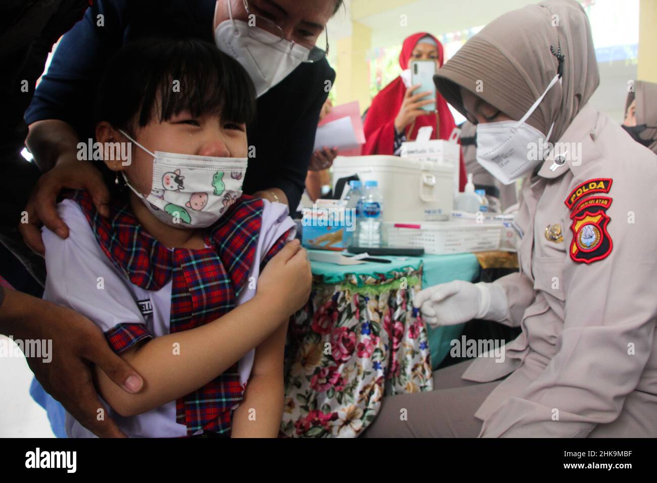 Makassar, South Sulawesi, Indonesia. 3rd Feb, 2022. A number of elementary school (SD) students receive vaccine injections at the Hati Kudus Rajawali Christian Elementary School, Makassar, Thursday (3/2/2022), South Sulawesi, Indonesia. This activity is an effort to prevent the spread of the Omicron covid variant which has spread in various parts of Indonesia. (Credit Image: © Moh Niaz Sharief/ZUMA Press Wire) Stock Photo