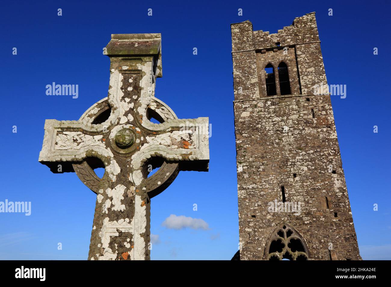 Friedhof und Ruinen der Klosterkirche auf dem Hill of Slane, Provinz Leinster, Irland  /  The ruins of the friary church and the cemetary on the hill Stock Photo