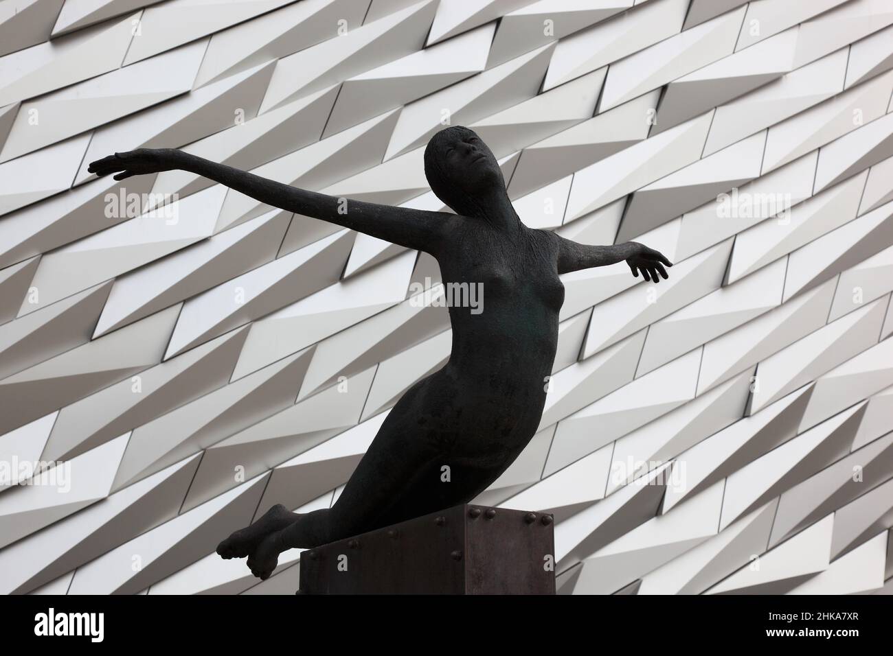 Skulptur Titanica von Rowan Gillespie vor dem Gebäude, Titanic Museum in Belfast, Nordirland, Die Titanic Belfast ist eine Besucherattraktion, die 201 Stock Photo