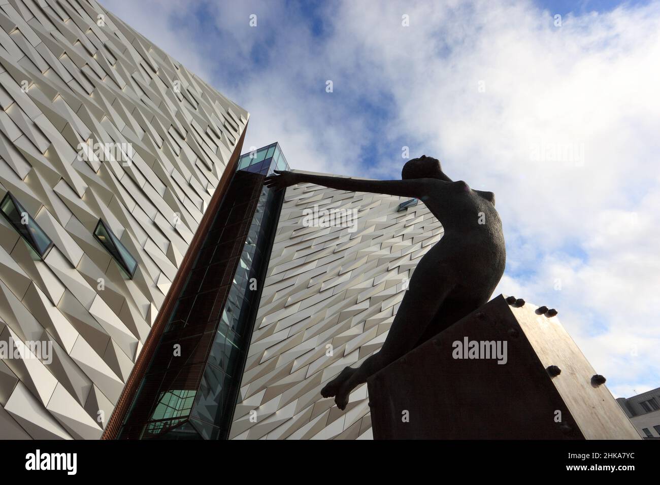 Skulptur Titanica von Rowan Gillespie vor dem Gebäude, Titanic Museum in Belfast, Nordirland, Die Titanic Belfast ist eine Besucherattraktion, die 201 Stock Photo