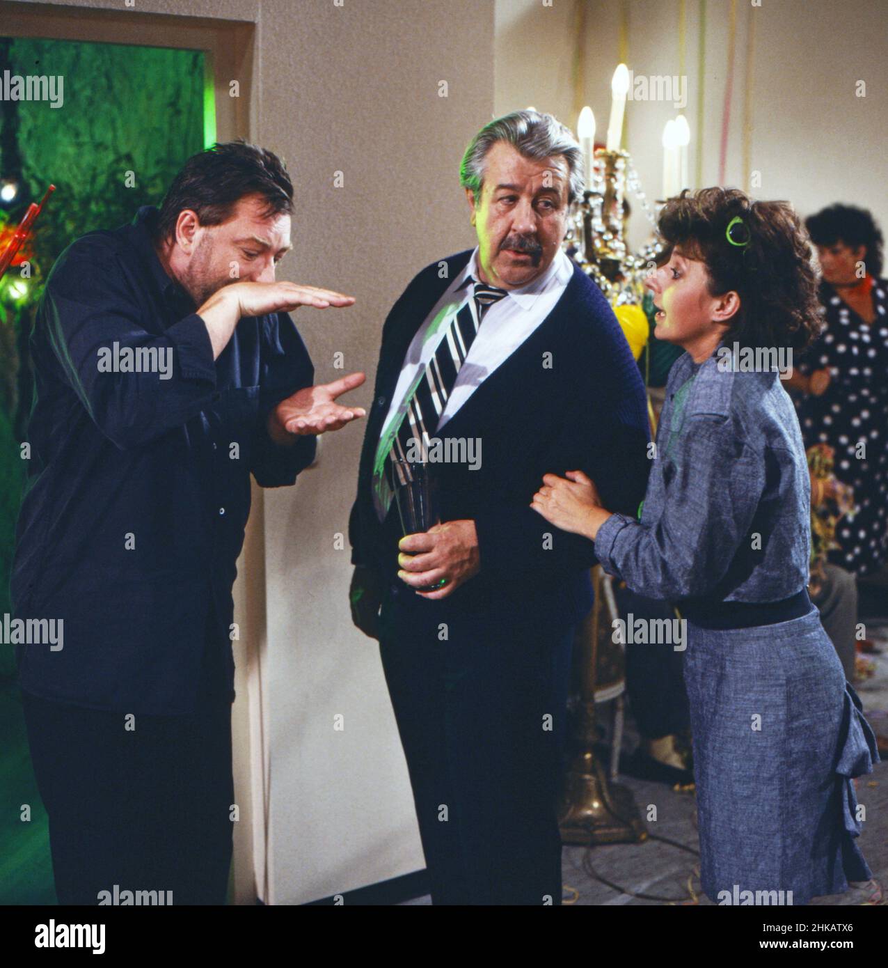 Anton, wohin?, Fernsehserie, Deutschland 1986 - 1988, Folge 4, Darsteller: Nachbar, Willy Harlander, Monika Baumgartner Stock Photo
