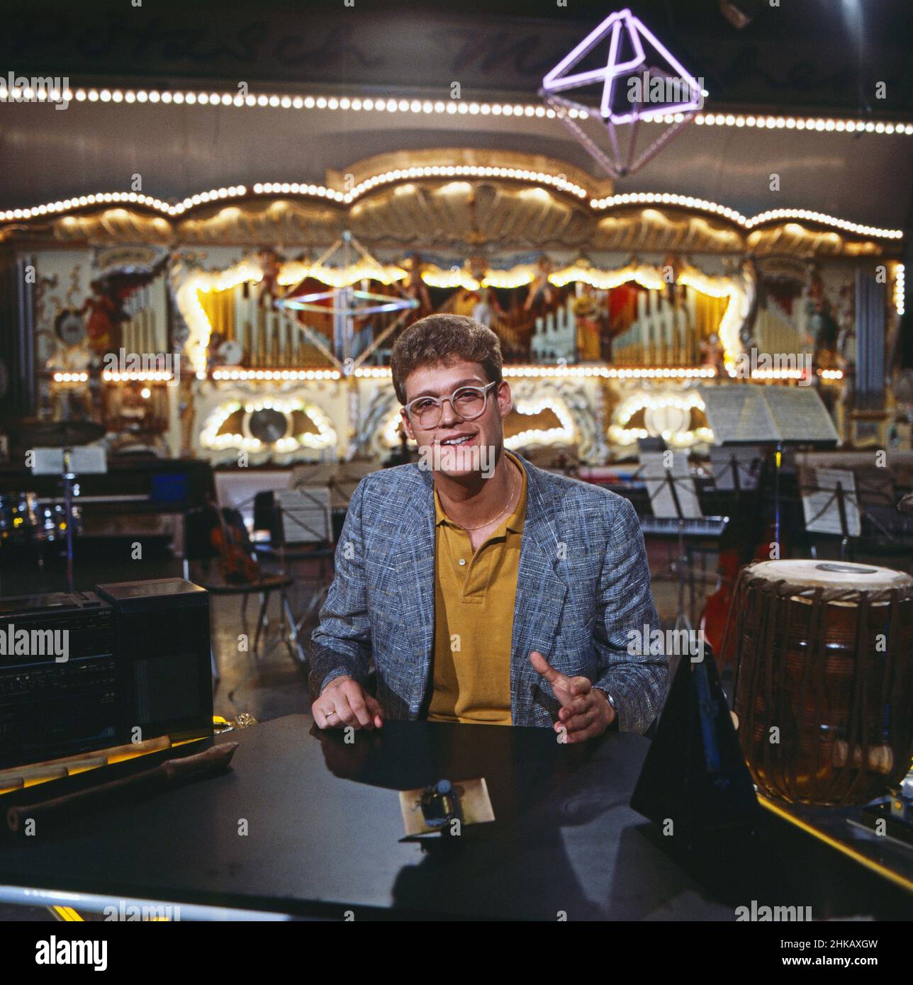 Computerzeit, Computermagazin, Deutschland 1983 - 1986, Moderator Claus Kruesken vor der größten Schaustellerorgel der Welt mit 1186 Pfeifen. Stock Photo