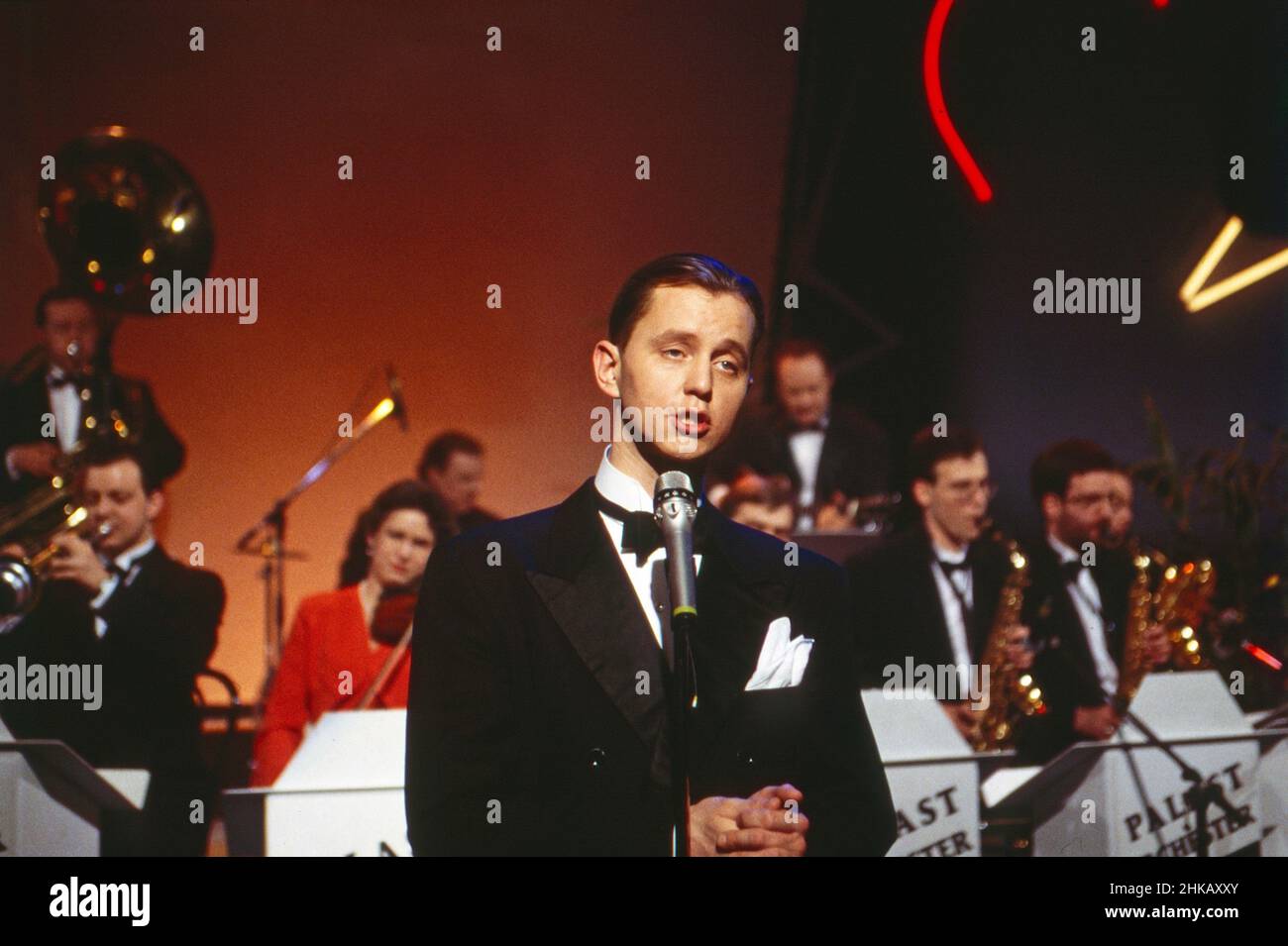 Max Raabe, deutscher Sänger, mit seinem Palast Orchester, Deutschland 1994. Stock Photo