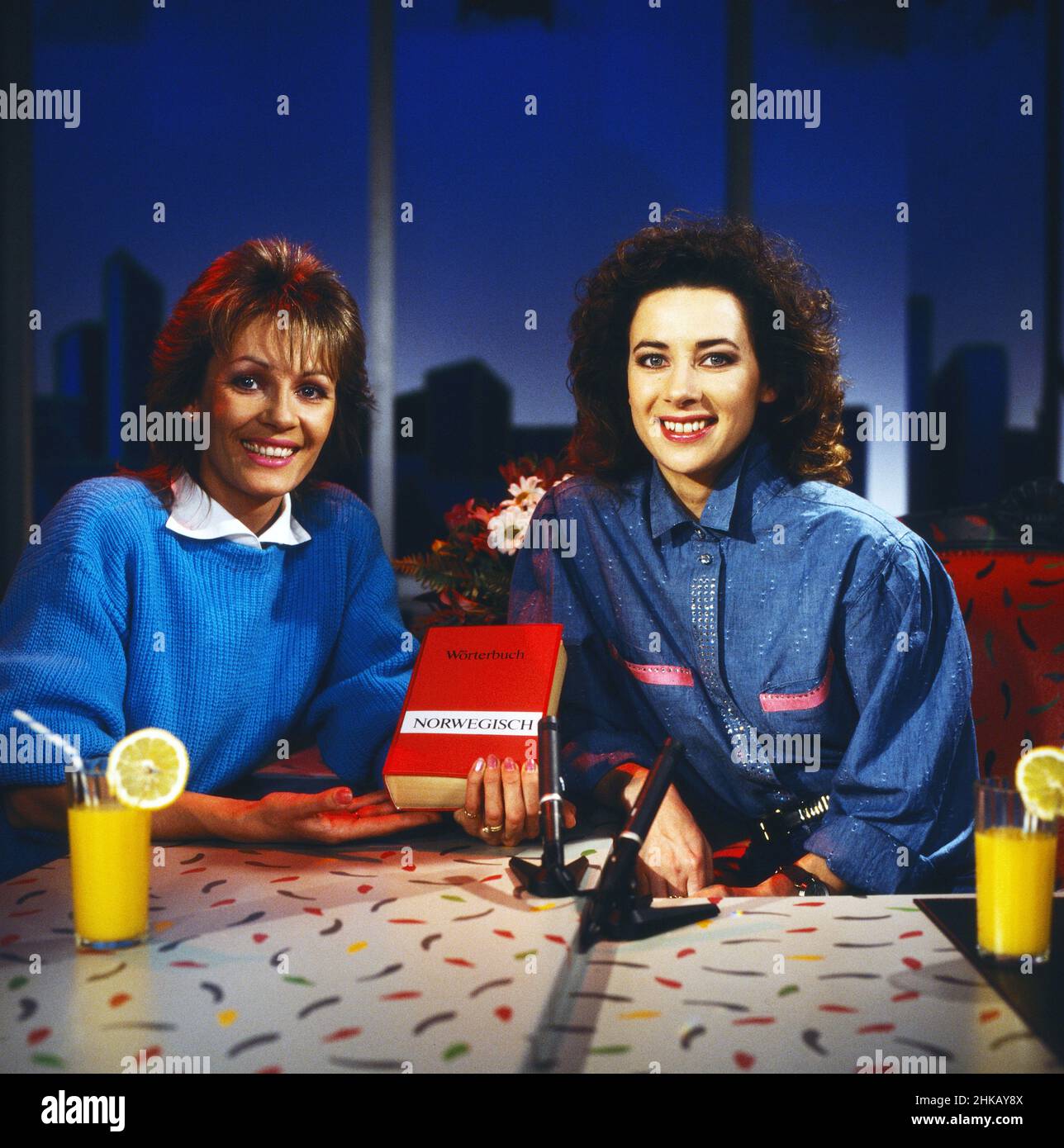 Showfenster, Magazin, Deutschland 1986, Moderatorin Sabine Sauer (rechts) mit Schlagersängerin Ingrid Peters Stock Photo