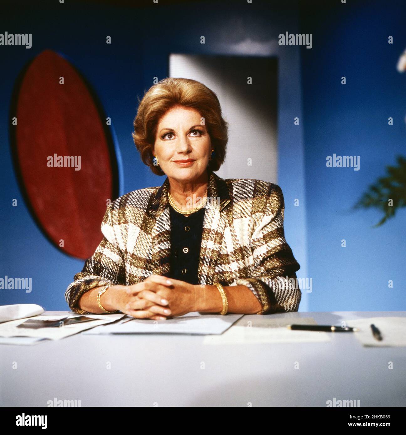 Fragen Sie Frau Doktor Cora, Comedy-Sendereihe, Deutschland 1989, Darsteller: Johanna von Koczian in der Seufzer-Ecke Stock Photo
