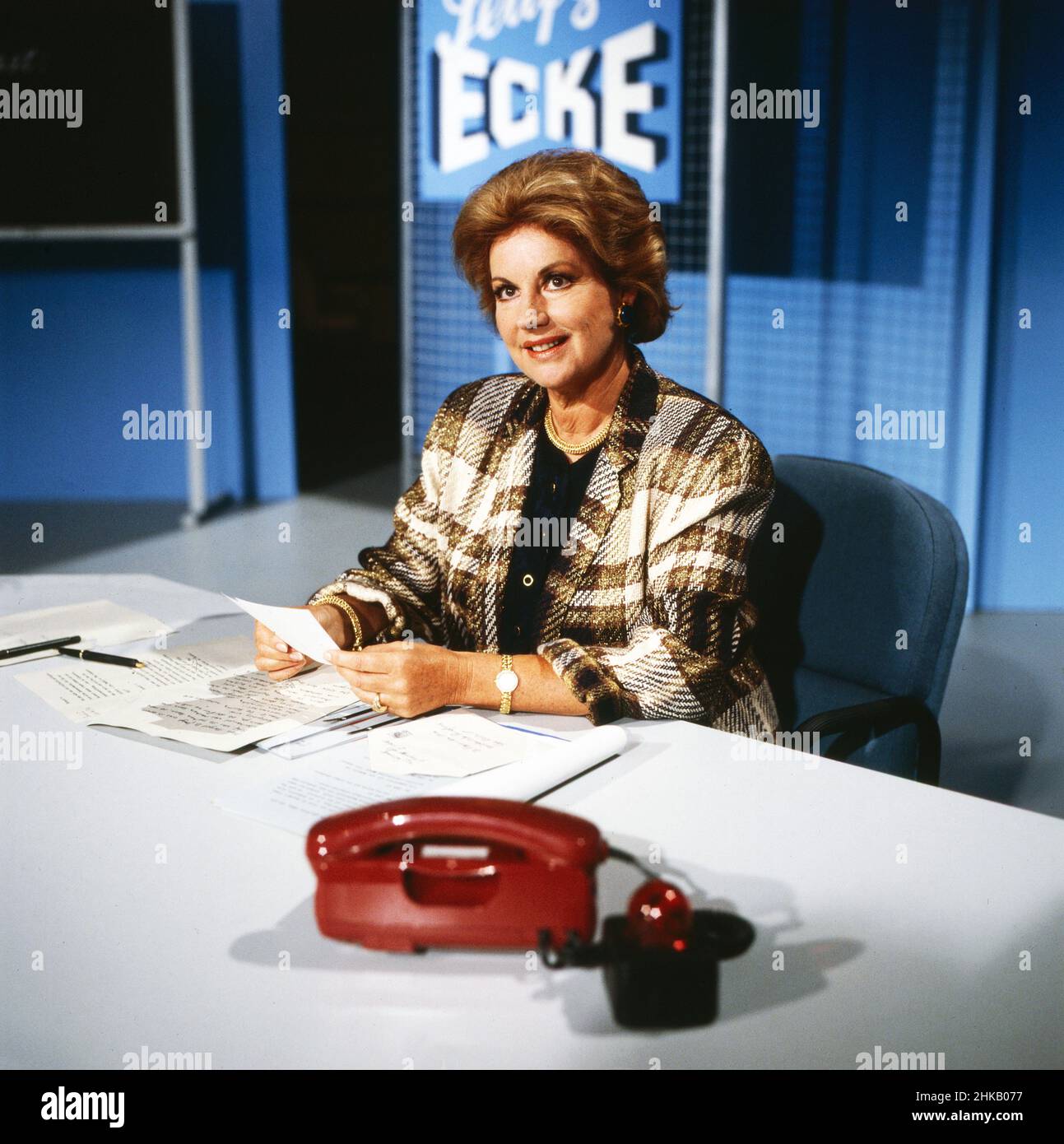 Fragen Sie Frau Doktor Cora, Comedy-Sendereihe, Deutschland 1989, Darsteller: Johanna von Koczian in der Seufzer-Ecke Stock Photo