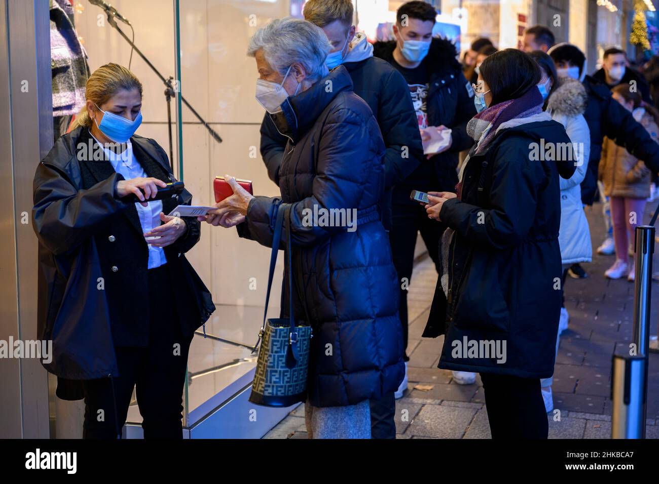 Vaccination passports are checked at the entrance to a fashion boutique in the city centre of Düsseldorf, NRW, Germany on 11.12.2021 Stock Photo