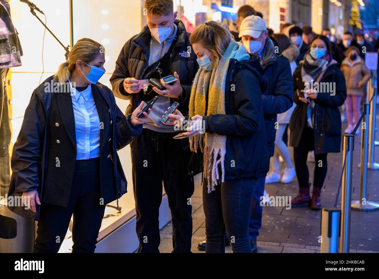 Vaccination passports are checked at the entrance to a fashion boutique in the city centre of Düsseldorf, NRW, Germany on 11.12.2021 Stock Photo