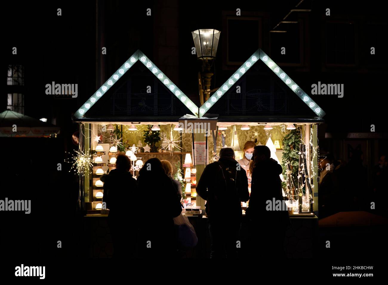 Shoppers at a stall at the Christmas market in the old town of Düsseldorf, NRW, Germany on 11.12.2021 Stock Photo
