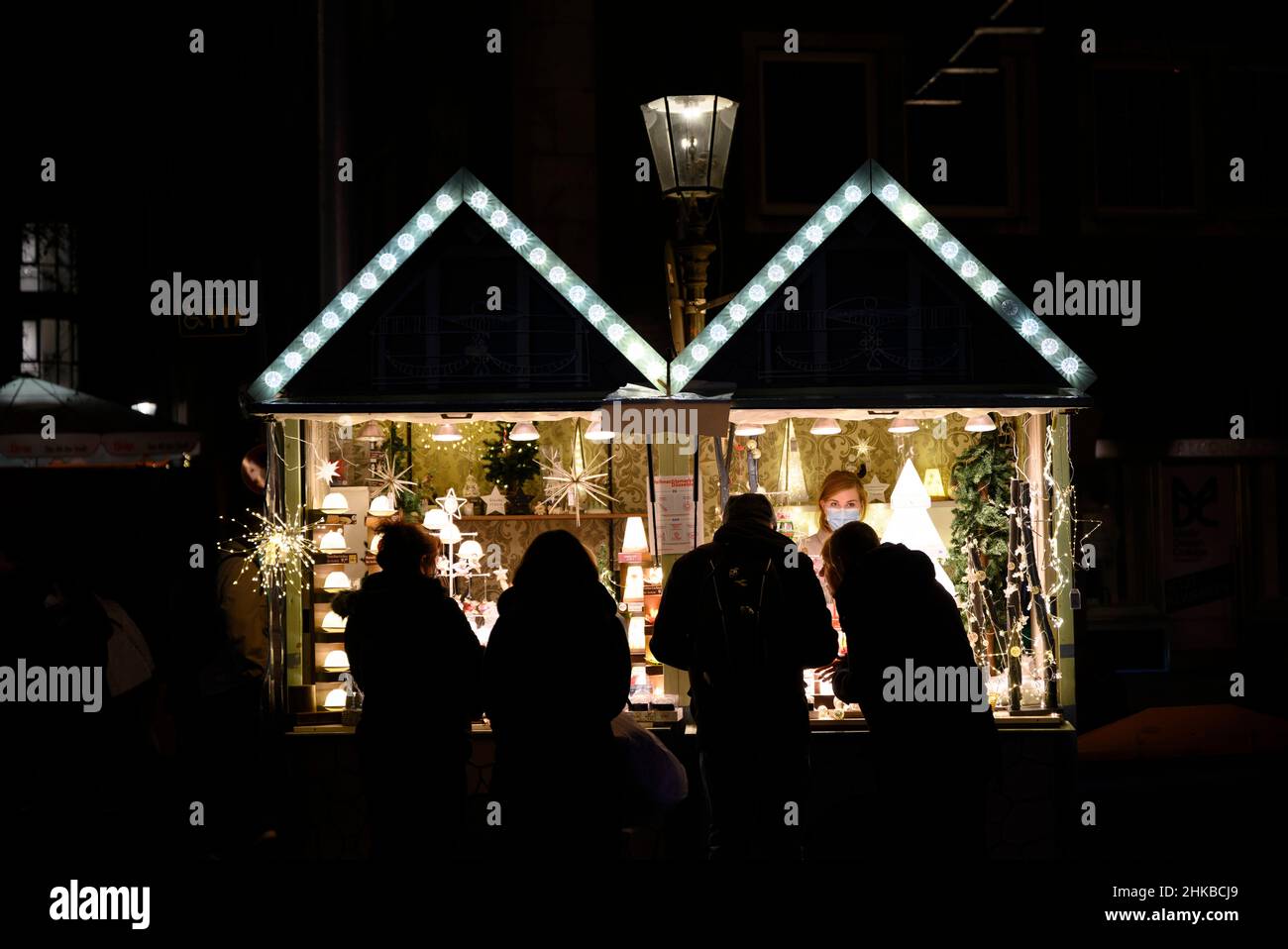 Shoppers at a stall at the Christmas market in the old town of Düsseldorf, NRW, Germany on 11.12.2021 Stock Photo
