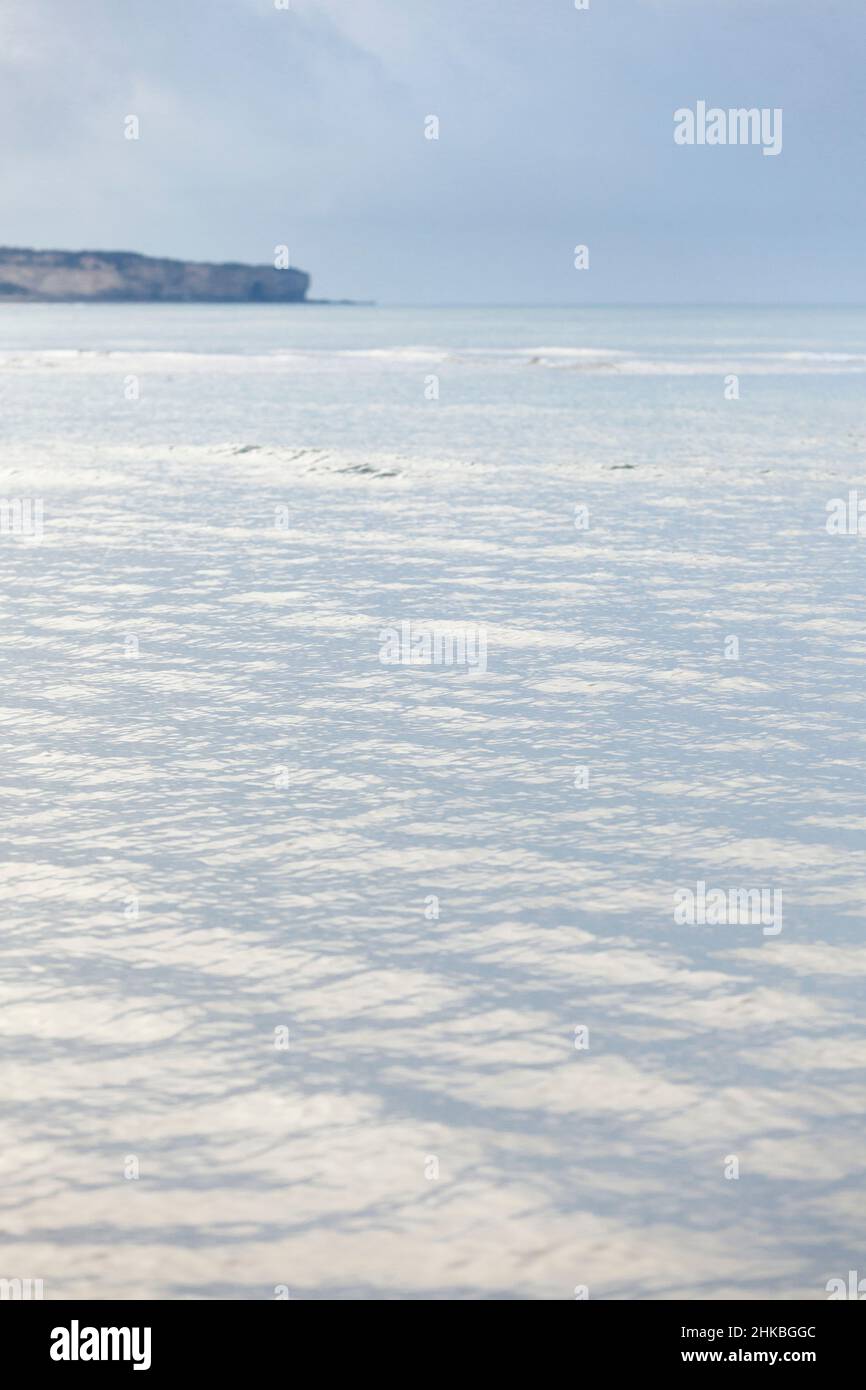Omaha Beach Normandie - Steilküste und Strand in besonderer Lichtstimmung Stock Photo