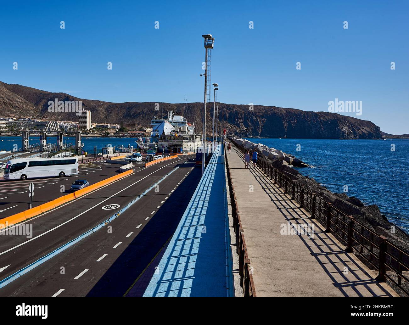 Los Christianos, Hafenmole und Straße zu der Fähre, Teneriffa, Kanarische Inseln, Spanien Stock Photo