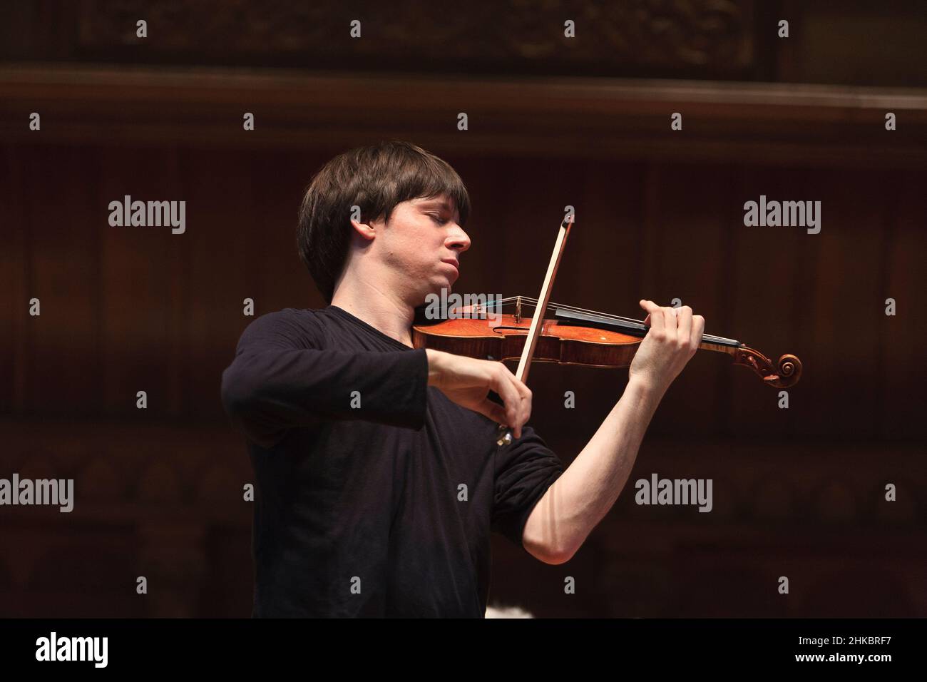 Joshua Bell American violinist and conductor rehearsing with Academy of Saint Martin in the Fields at Cadogan Hall, Sloane Terrace, London, UK.  21 Ap Stock Photo